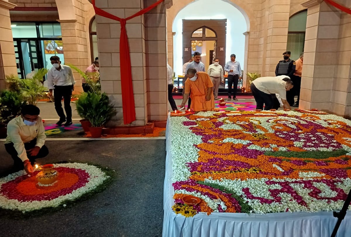 after bhumi pujan deepawali celebrated with fireworks at CM yogi adityanath residence