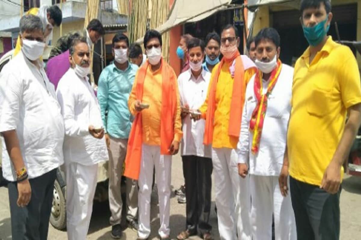 Ram Temple: Workers of Hindu organizations have distributed sweets in Bijnor after the Bhoomi Poojan of Ram temple in Ayodhya