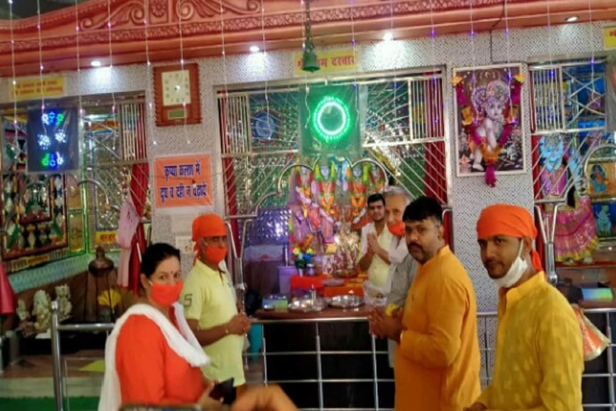 Ram Temple: Workers of Hindu organizations have distributed sweets in Bijnor after the Bhoomi Poojan of Ram temple in Ayodhya