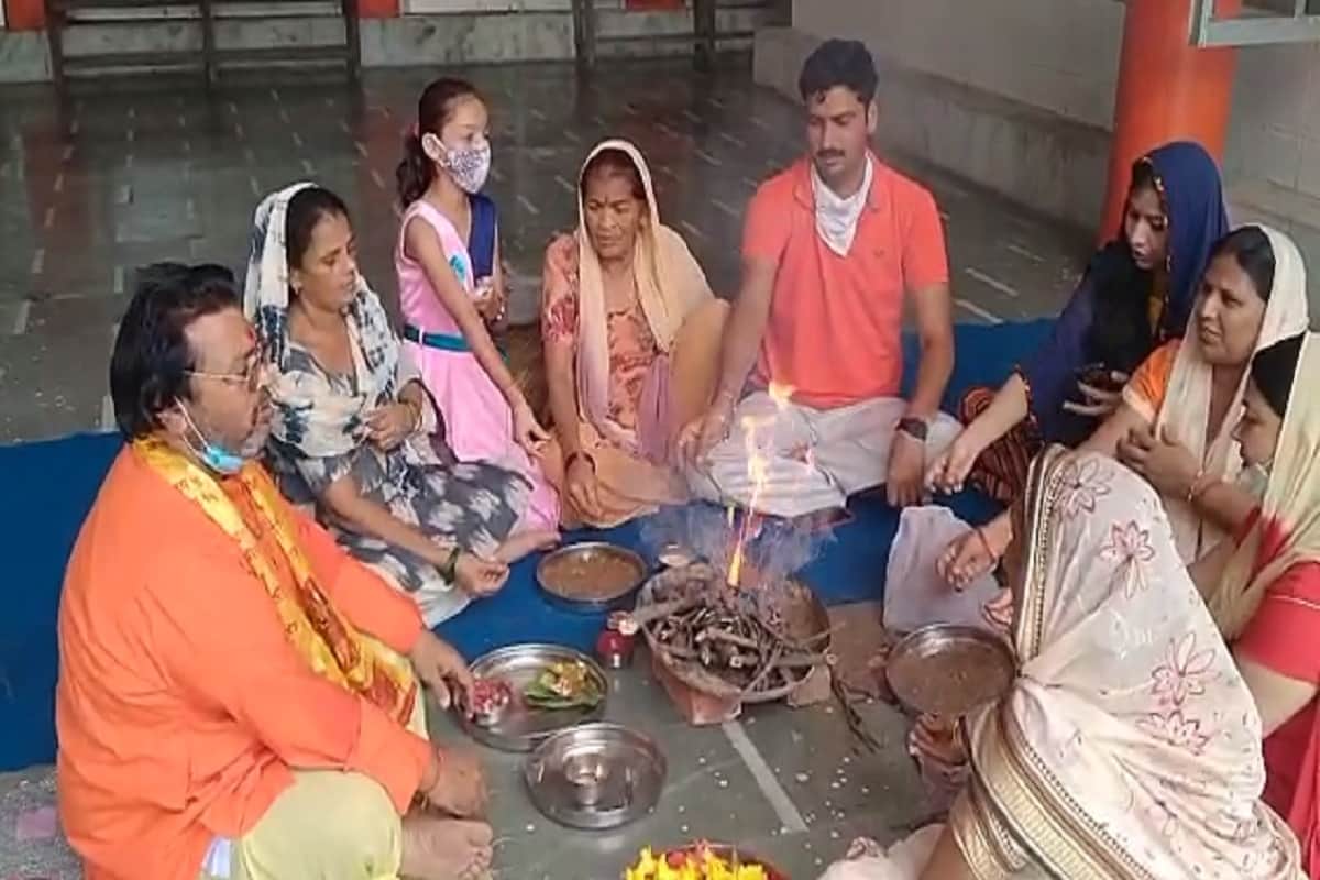 Ram Temple: Workers of Hindu organizations have distributed sweets in Bijnor after the Bhoomi Poojan of Ram temple in Ayodhya