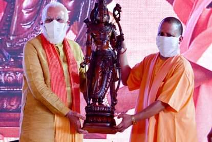 सीएम योगी ने पीएम मोदी को तीन फीट ऊंची भगवान राम की कोदंड धनुषधारी प्रतिमा भेंट की