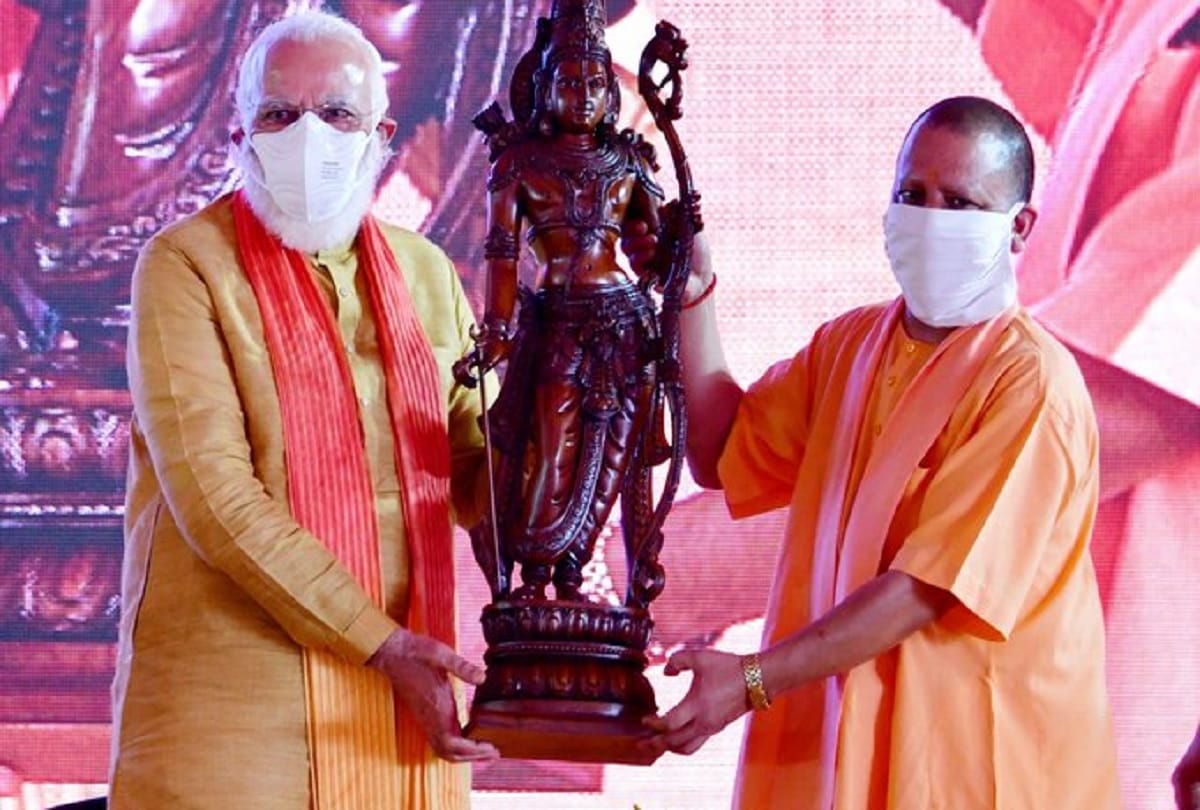 CM Yogi presented Kodand Ram statue to Prime Minister Modi