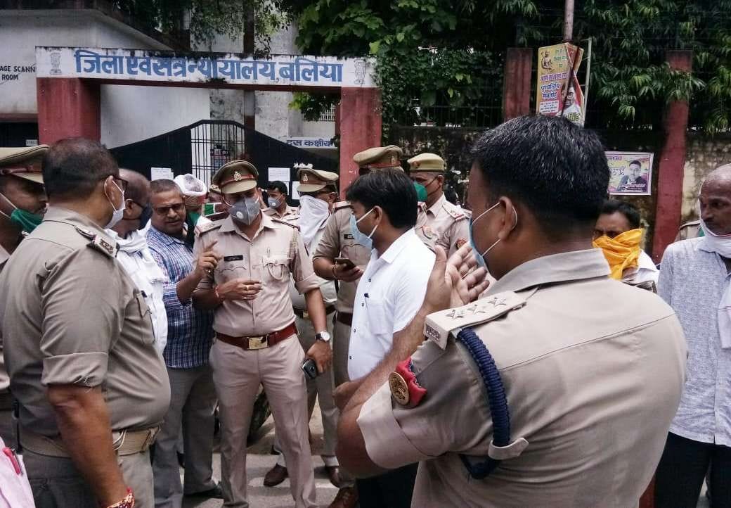 Lawyers blocked the road to protest e-filing