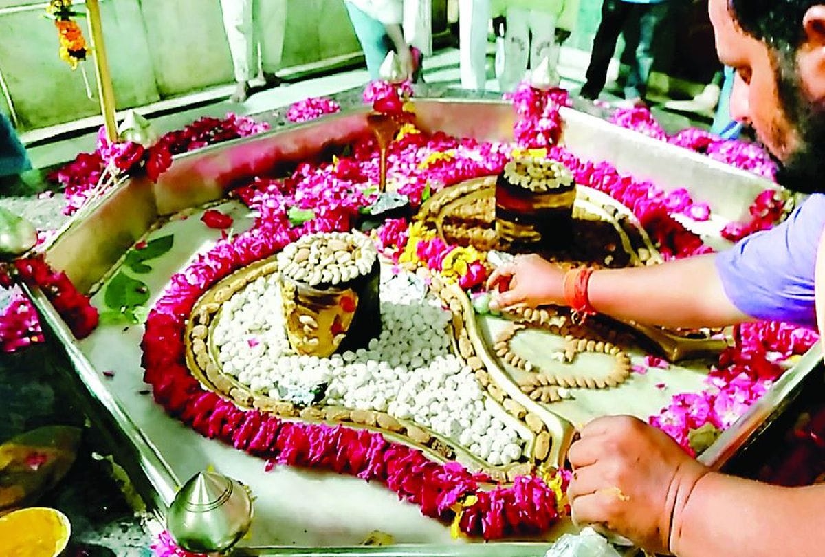Ram Mandir Bhumi Pojan Celebration Muslim Distribute Sweets In City Of Taj Mahal