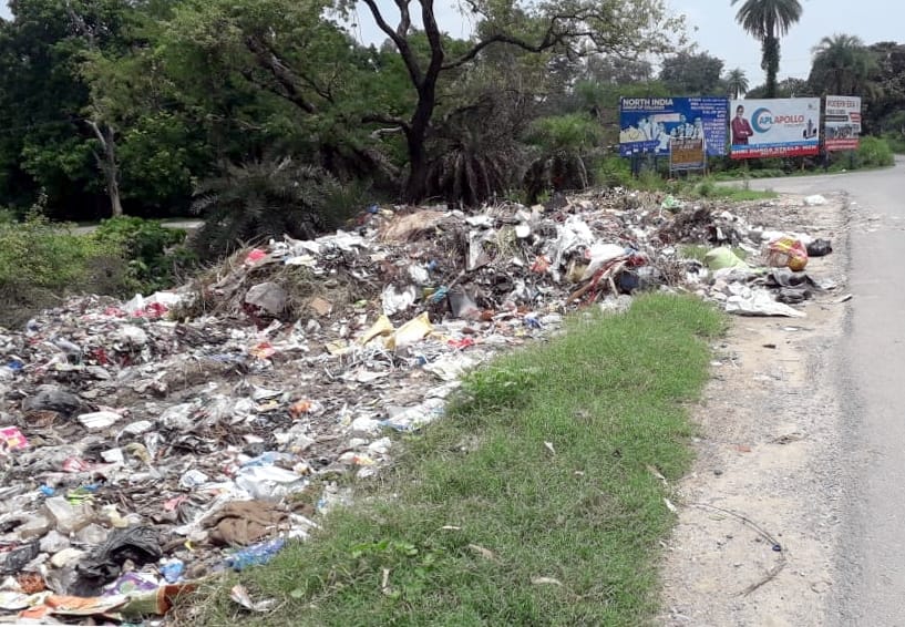 Municipal garbage polluting the Ganges river