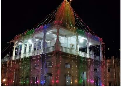 कटरामेदनीगंज स्थित मां शीतला देवी धाम में विद्युत झालरों से सजाया गया।