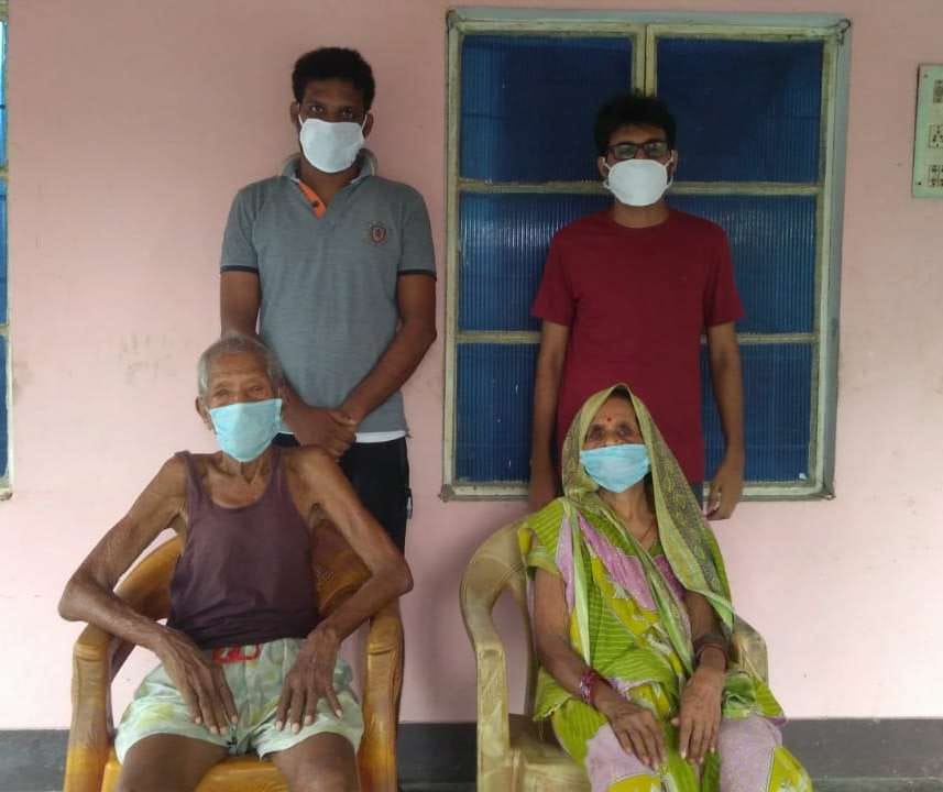 Ninety-year-old couple cheerfully beat Corona by quarantining themselves at home