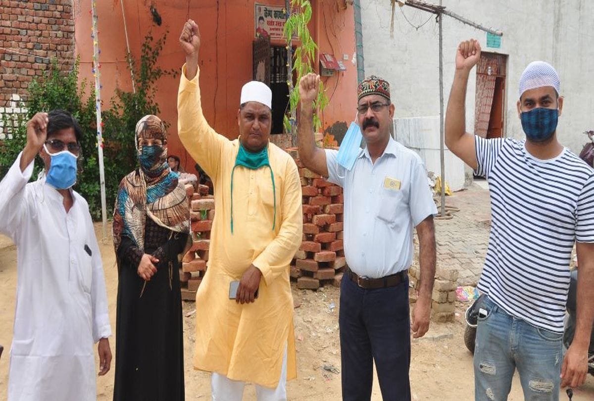Ram Mandir Bhumi Pojan Celebration Muslim Distribute Sweets In City Of Taj Mahal