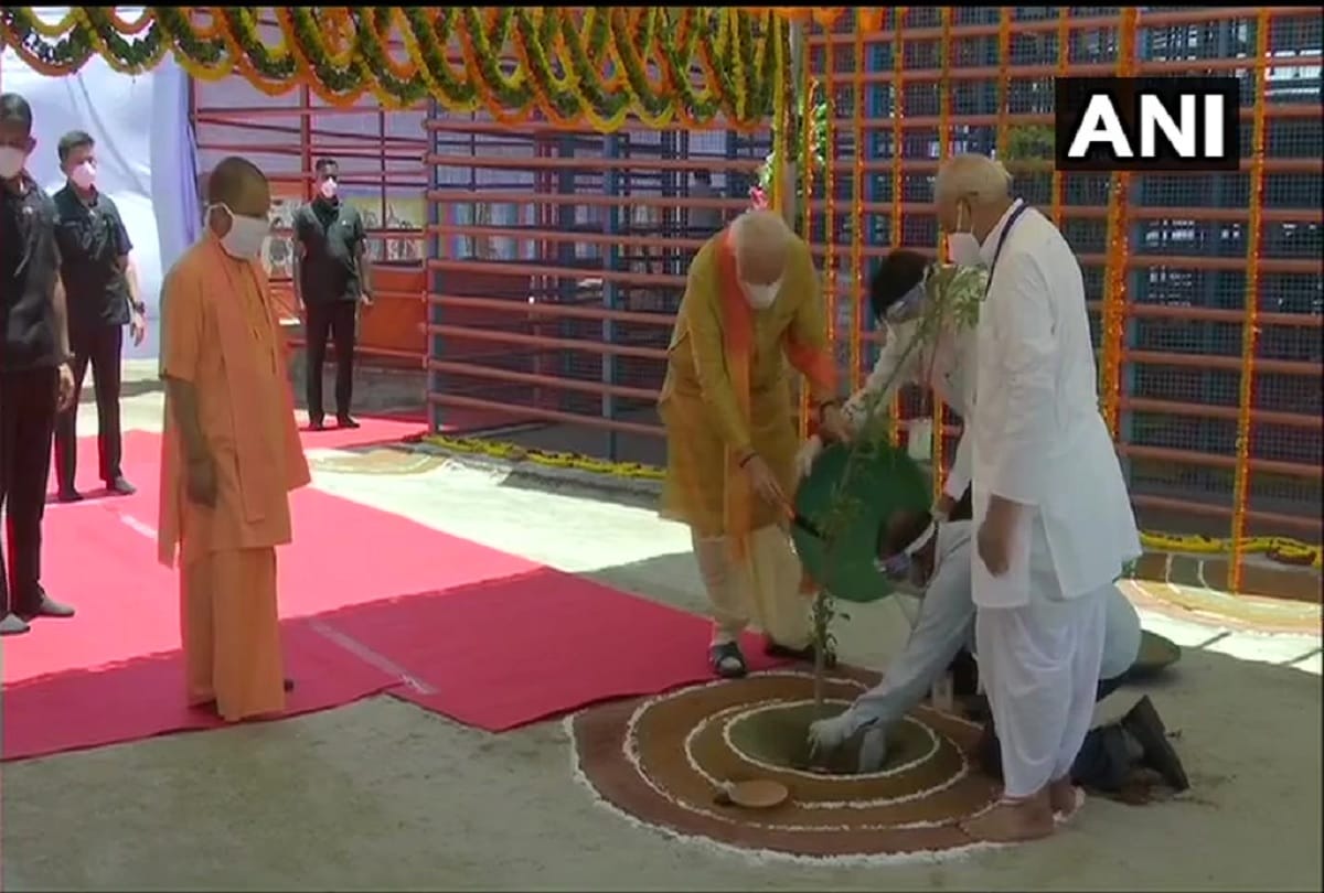 PM Narendra Modi reaches Ayodhya for Bhumi Pujan and offers Pranam to Ramlala see pictures