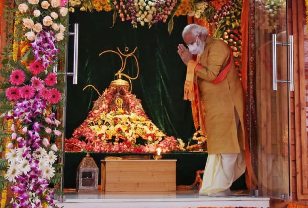 PM Narendra Modi reaches Ayodhya for Bhumi Pujan and offers Pranam to Ramlala see pictures