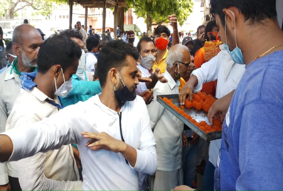 Ram janma bhoomi pujan people start celebration in ayodhya distribute sweets and other things