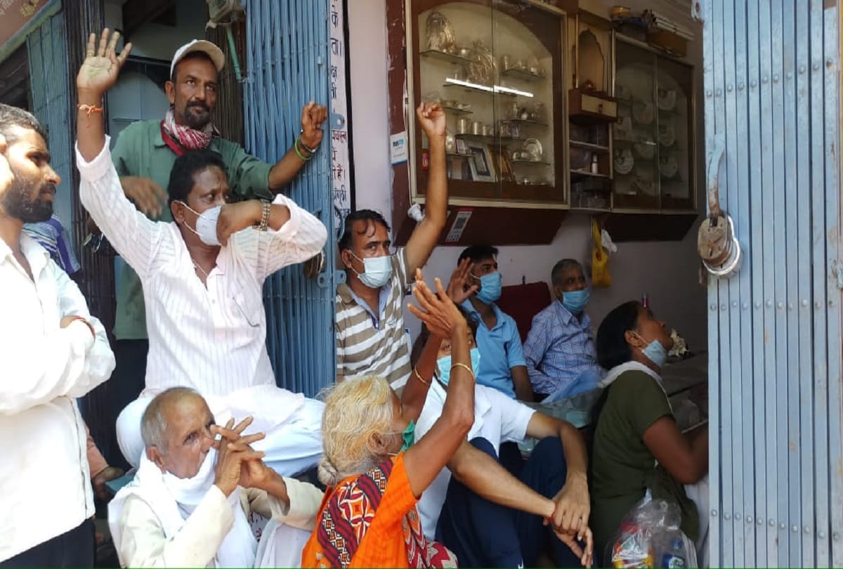 Ram janma bhoomi pujan people start celebration in ayodhya distribute sweets and other things
