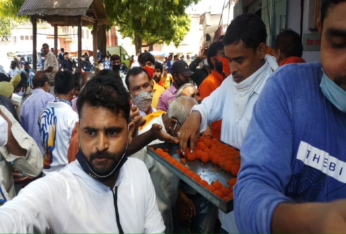 Ram janma bhoomi pujan people start celebration in ayodhya distribute sweets and other things