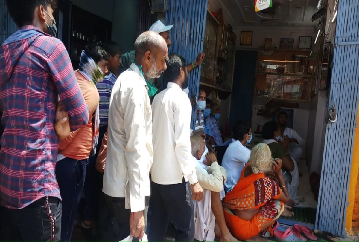 Ram janma bhoomi pujan people start celebration in ayodhya distribute sweets and other things