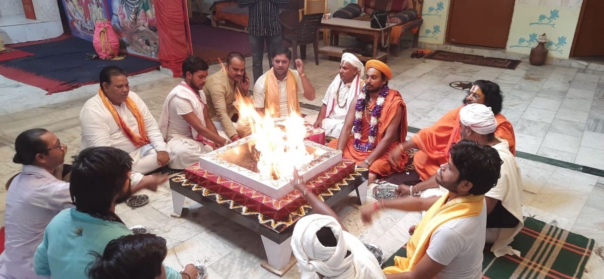 Ram Mandir bhumi pujan ayodhya news : police force imposed in varanasi people happy doing yagya