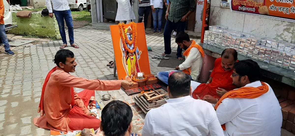 ram mandir ayodhya bhumi pujan : Karni Sena distributed 101 kg laddu in varanasi