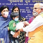 दूध पैकेट बांटते हुए सीएम मनोहर लाल