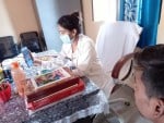ई संजीवनी एप के बारे में मरीजों को जानकारी देती सीएचओ