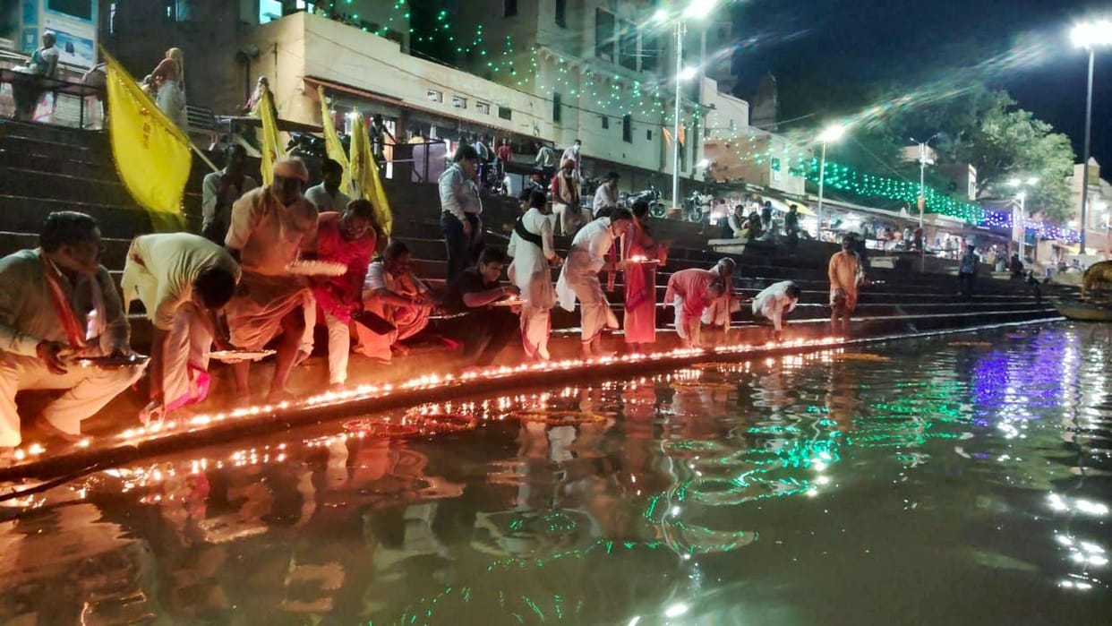 shahar se gaanvon tak khushee, mithaee baantee
