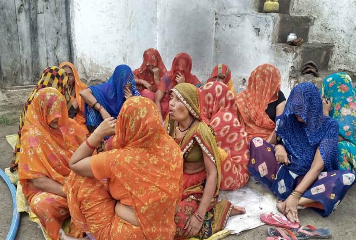 Body of husband and wife found hanging from the same rope in jalaun