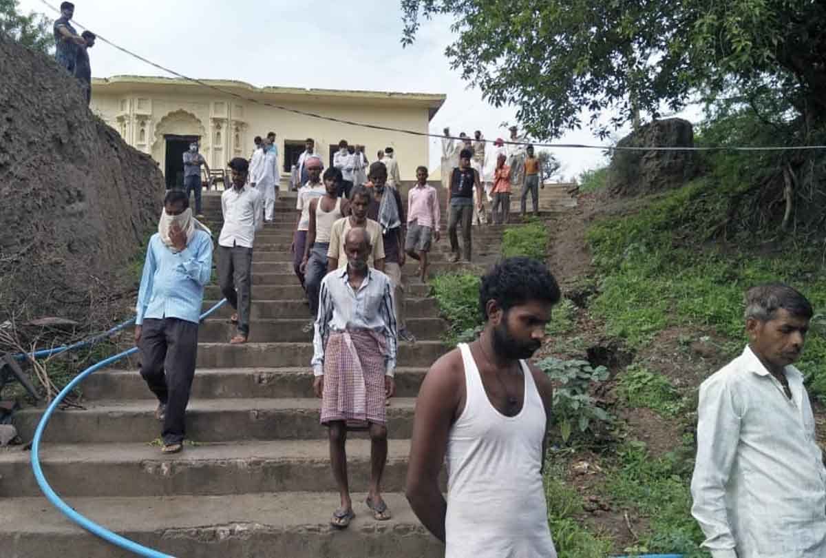 Body of husband and wife found hanging from the same rope in jalaun