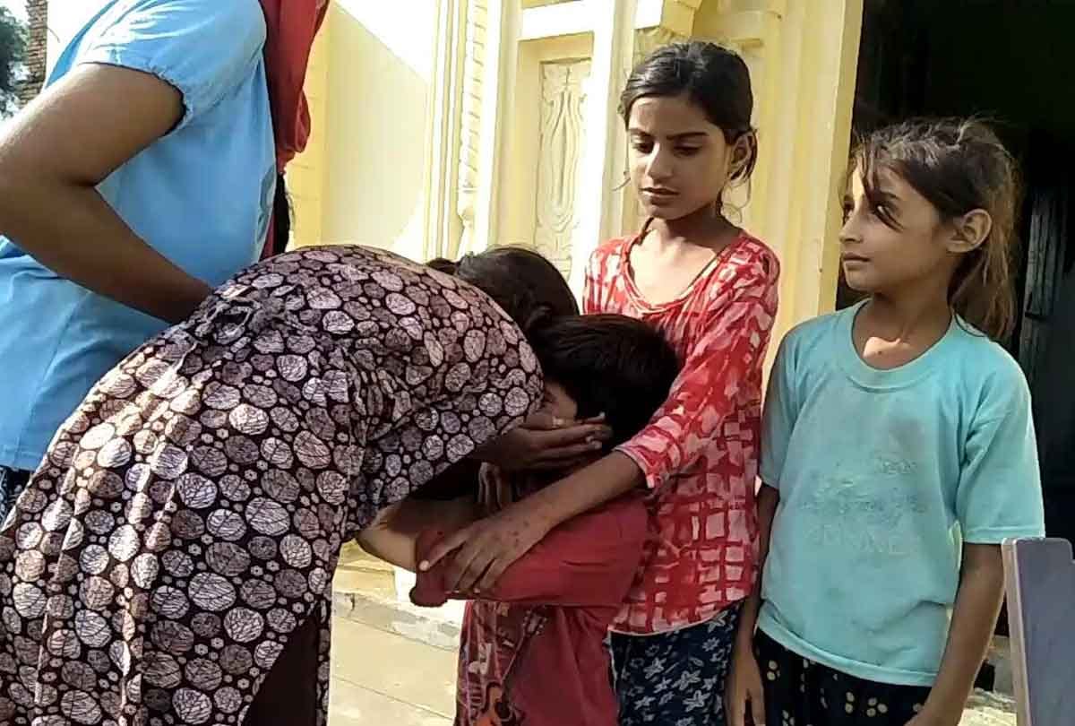 Body of husband and wife found hanging from the same rope in jalaun