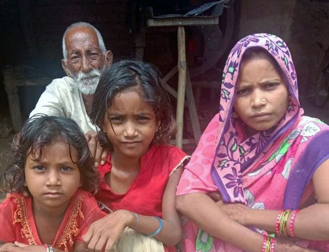 yamuna mein nahaane ke dauraan doobane se kisaan kee maut