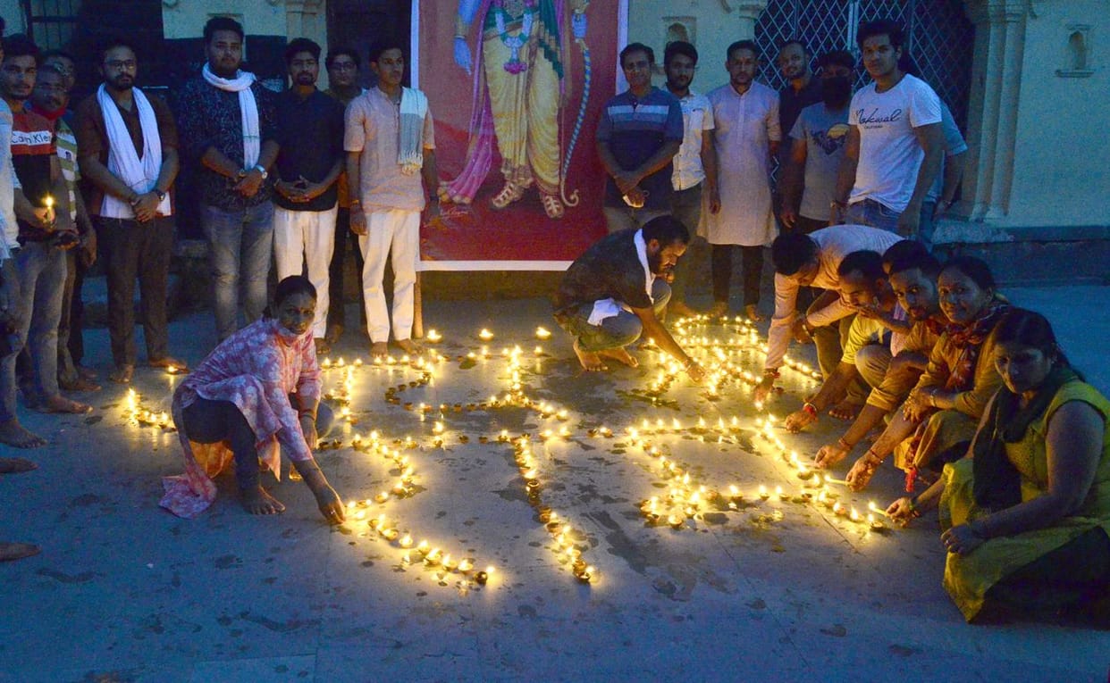 The devotees lit the lamp in happiness, fireworks fiercely