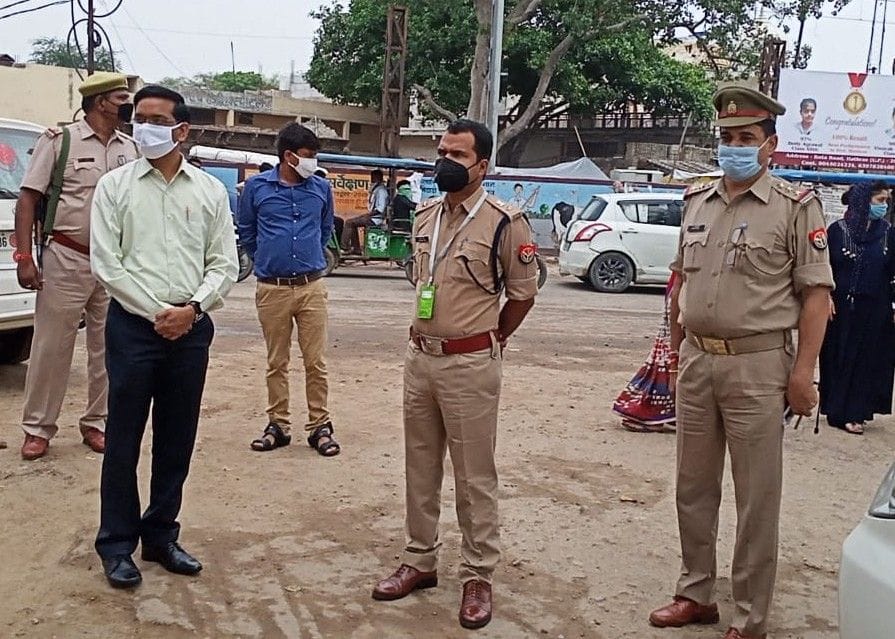Hathras: Silence in Muslim settlements, police force deployed