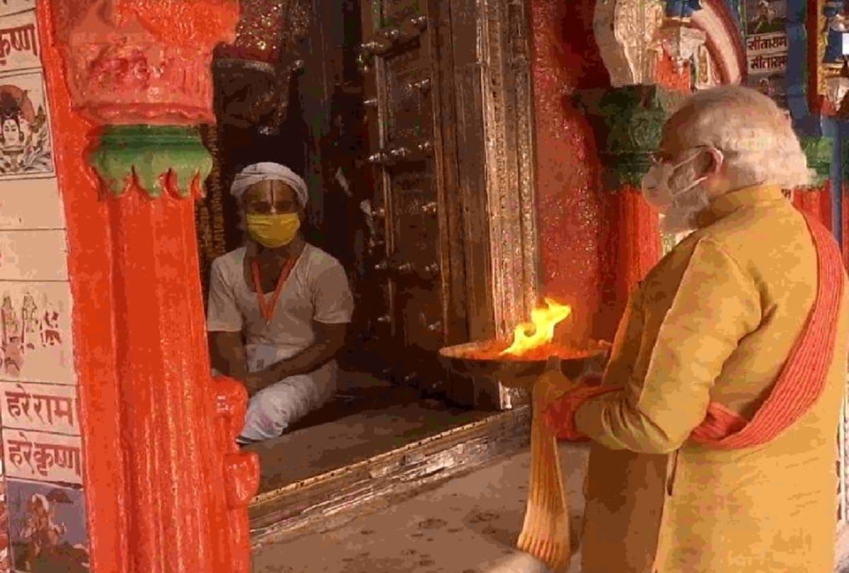 PM Modi donated 500 rupees as Dakshina after Aarti in Hanumangarhi