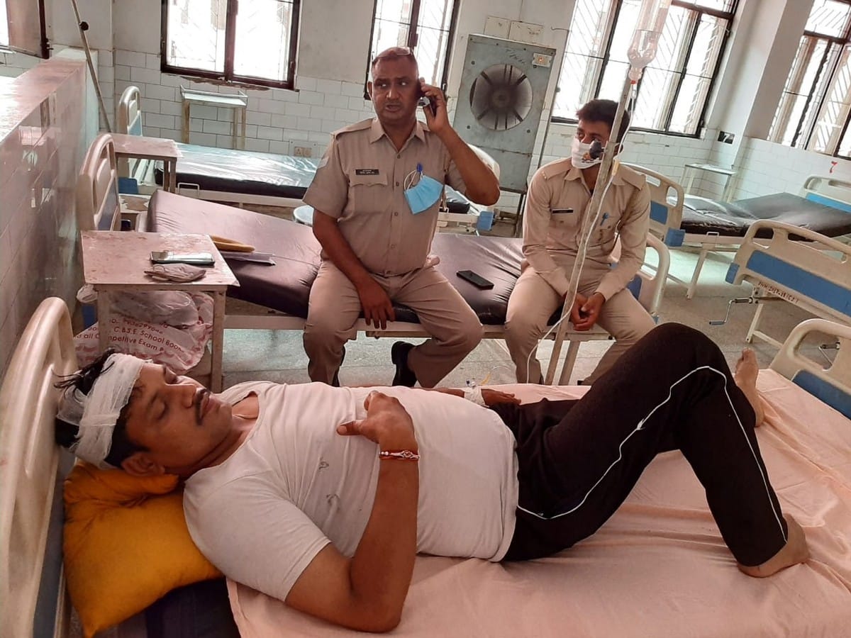 Attack on inspector accused of acid throw on pradhan on vindhyavasini mandir in mirzapur up
