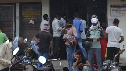 बाबागंज पीएनबी गेट पर सोशल डिस्टेंसिग भूल भीड़ लगाये खड़े ग्राहक।