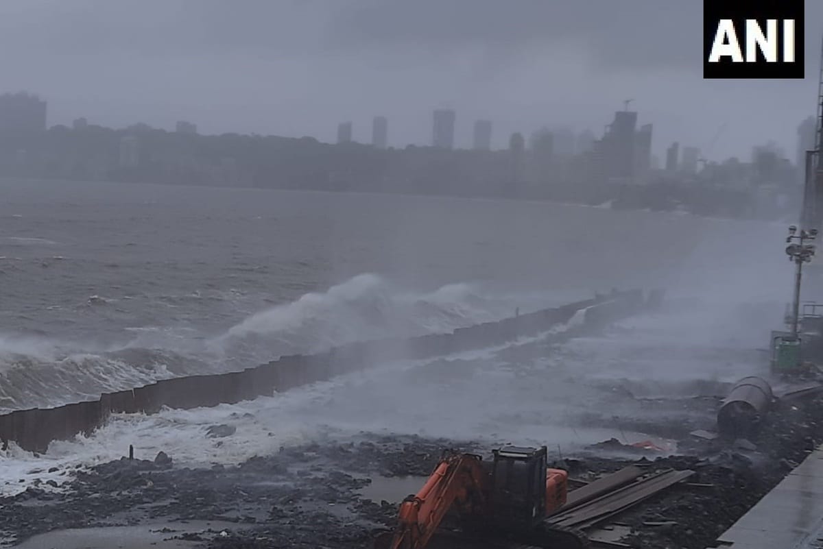 Mumbai Rains Live Updates pm modi talks to thackeray heavy rain predicted red alert waterlogging locals traffic