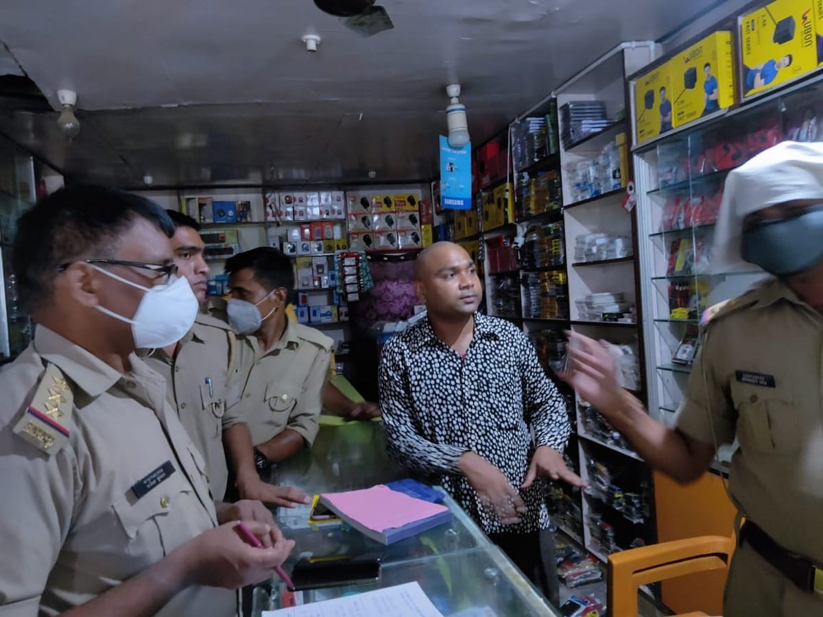Theft in mobile shop cash and mobile take thief from 100 meters fa away from police chowki in jaunpur