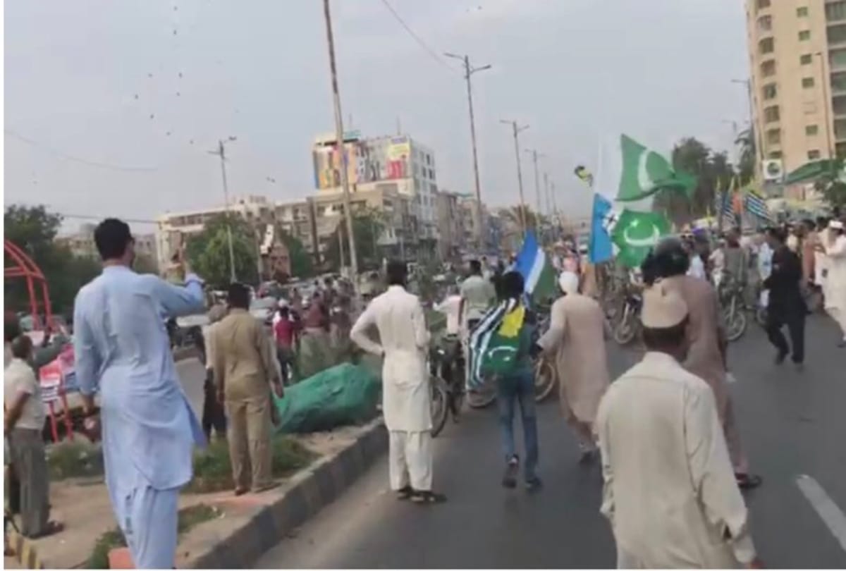 Pakistan 40 people injured in blast at Karachi rally