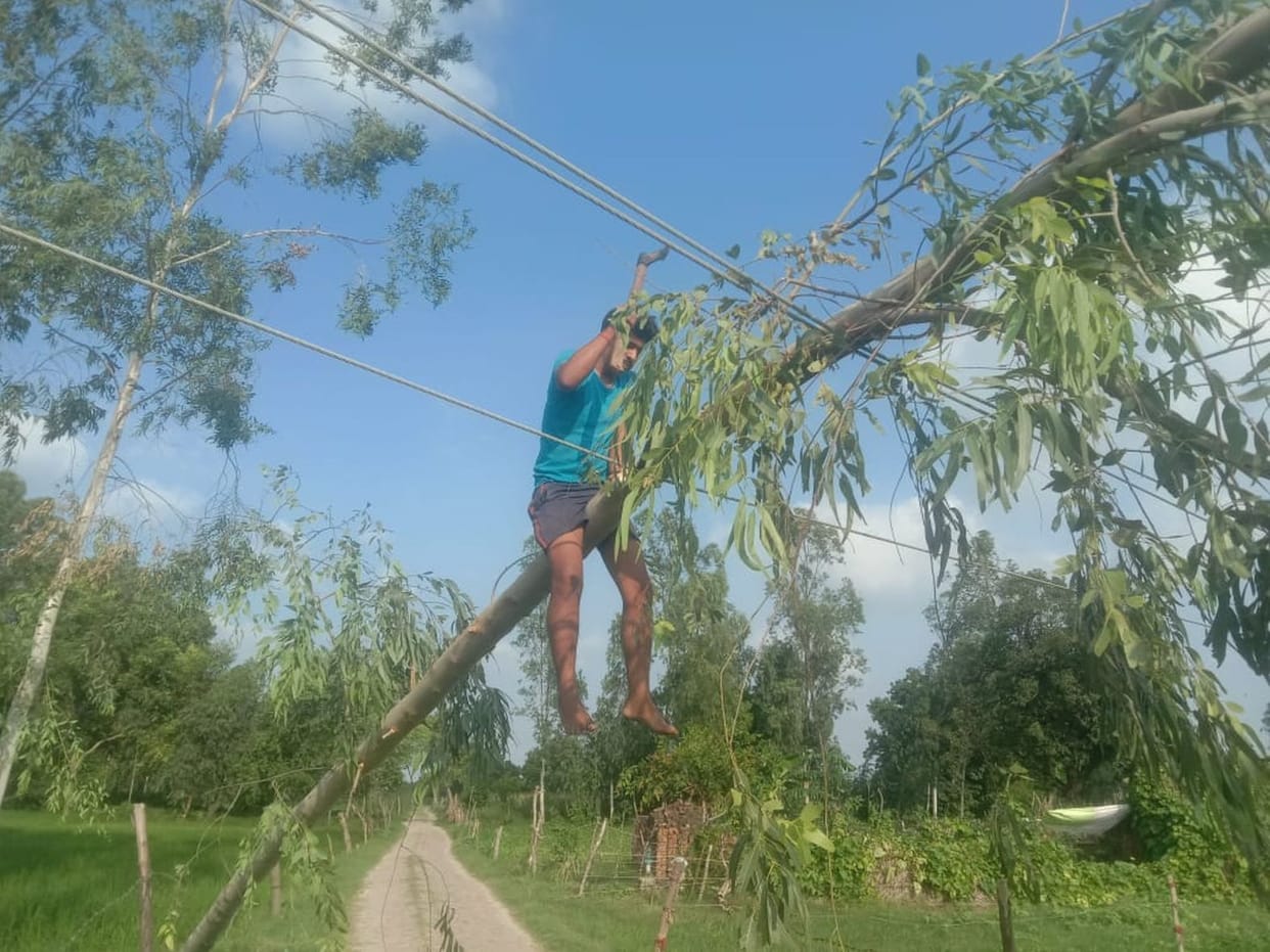 The strong wind blew the electricity of cities and villages