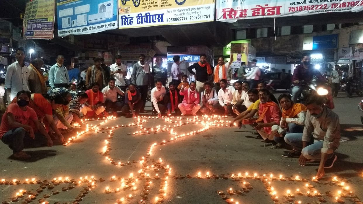 Celebrated happiness of Bhumi pujan of Shri Ram temple: Fireworks were lit as soon as the Prime Minister laid the foundation
