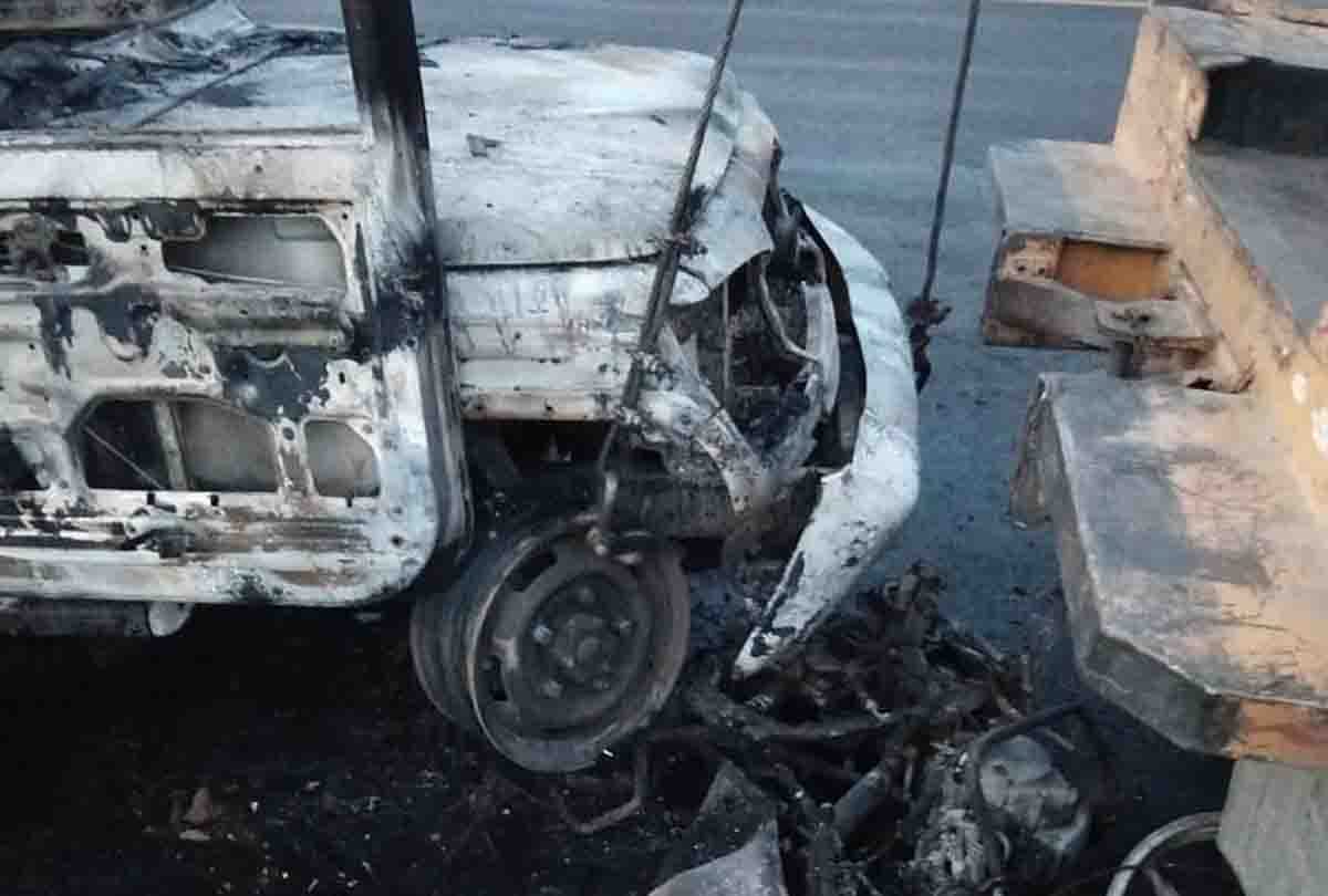 Car and bike collision on Lucknow Agra Expressway, both vehicles burnt due to fire