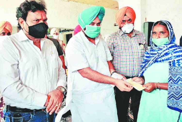 Punjab Ministers handed over cheques to the victims families of Poisonous liquor