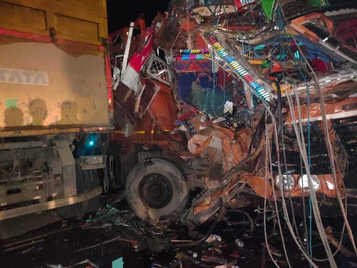 Truck and dumper collision, both drivers died