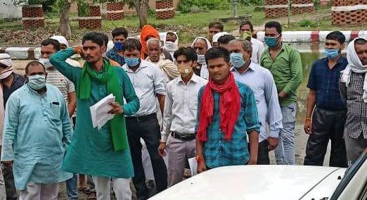 anna maveshiyon kee samasya ko lekar pradarshan kiya