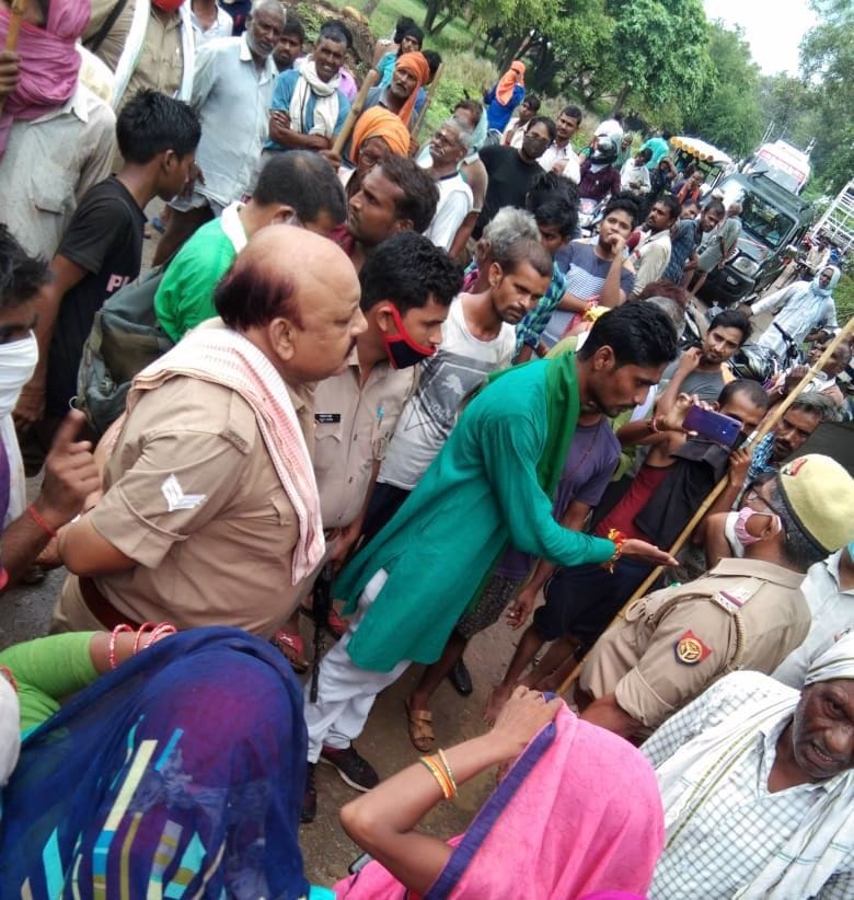 kisaan anna maveshiyon se pareshaan, sadak jaam kee