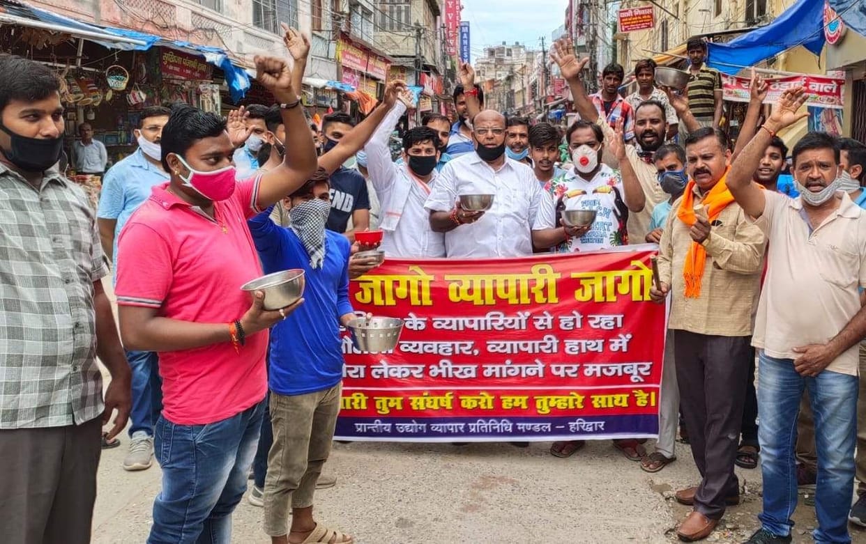 The traders demonstrated against the state government with a bowl in their hands