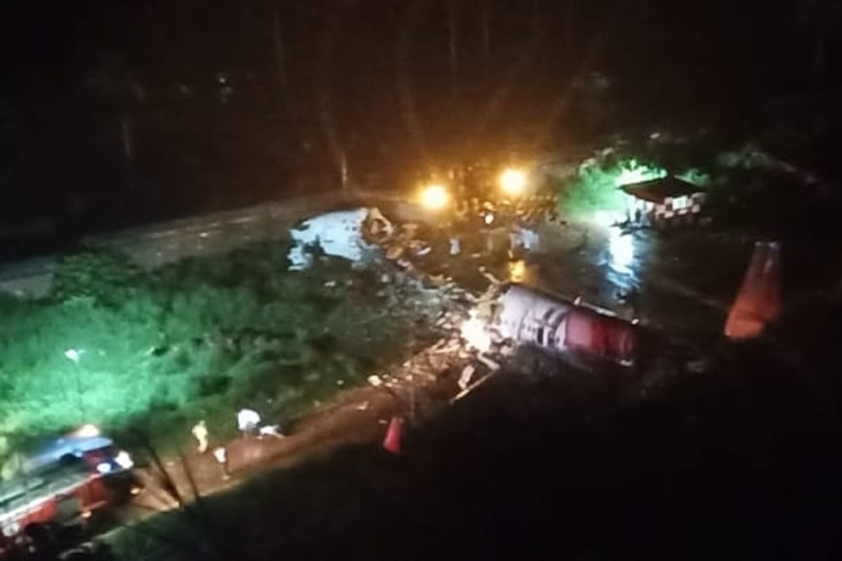 Kerala Air India Kozhikode Plane Crash News in Hindi: An Air India Express plane skidded during landing at Karipur Airport in Kerala
