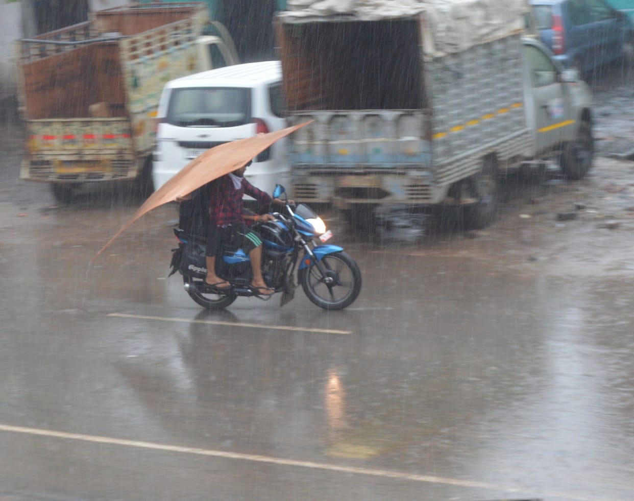 Hathras: Rain in the evening with strong winds, people got relief from heat