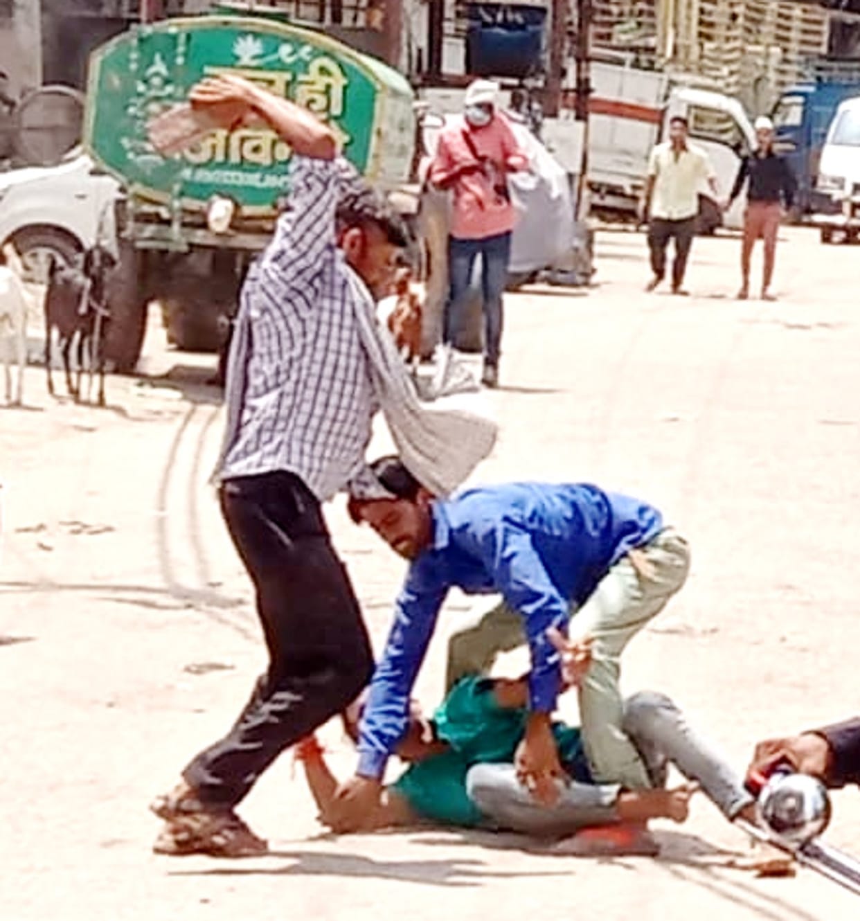 Stones in two sections, three injured in first ration