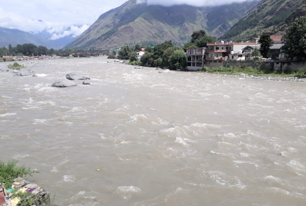 weather update: heavy rainfall in shimla, Roads blocked due to landslide in kullu himachal