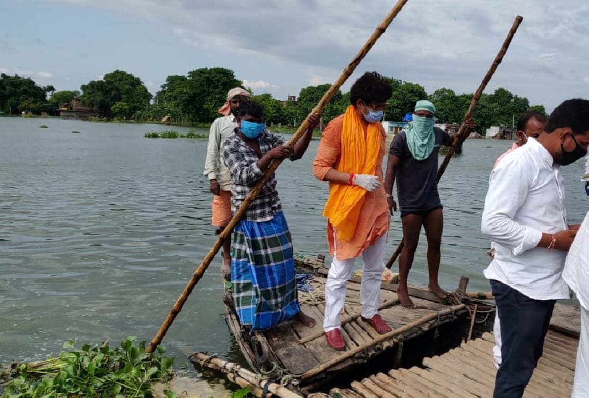 Gorakhpur Flood News: Many rivers are above the danger mark flood water enter in village