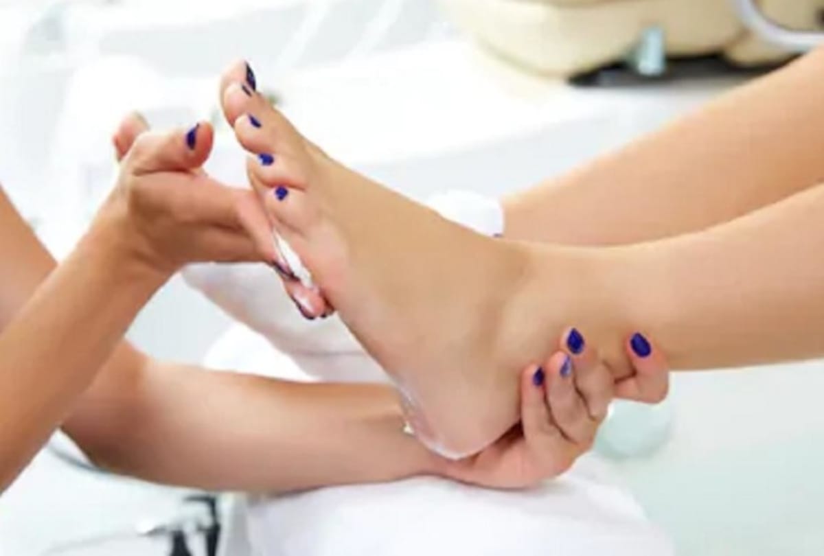 Crack Heels Remedy Know Effective Homemade Remedies for Crack Heels in Hindi