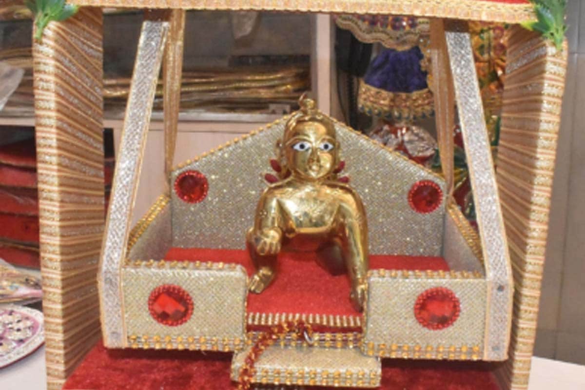 Krishna Janmashtami 2020 in Hindi: Devotees taking Kanha to beauty parlor in Meerut, UP